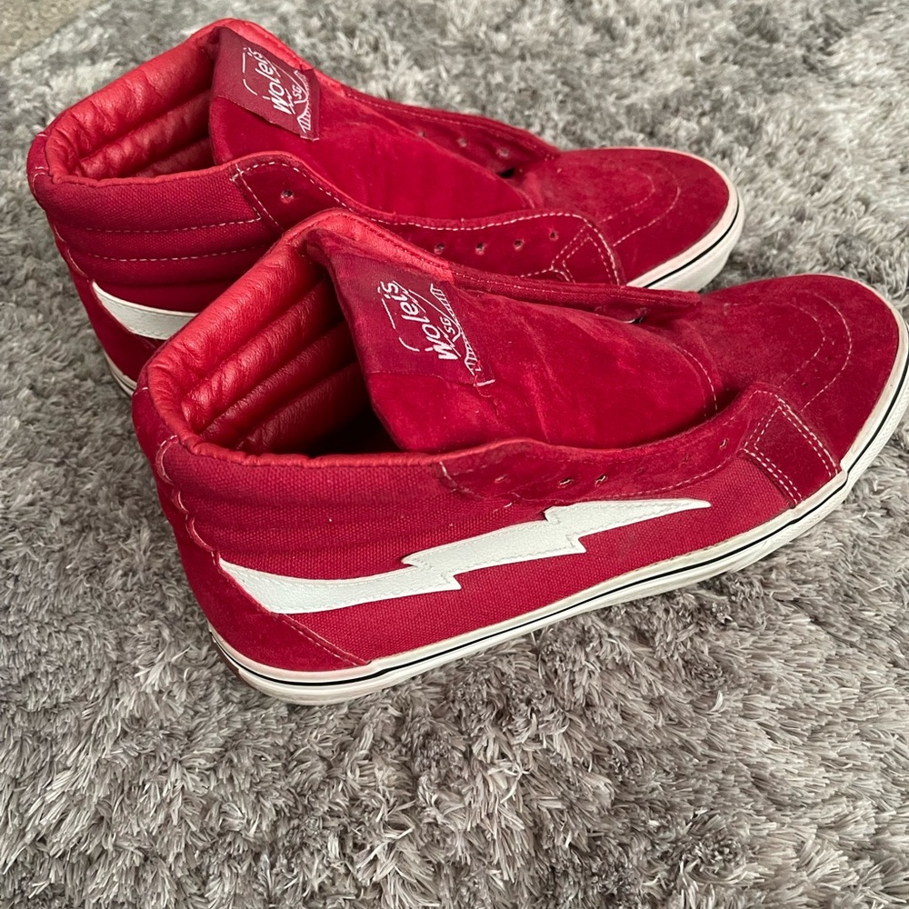 “OFF THE WALL” Red 8.5 Men shoes (LACES NOT INCLUDED)